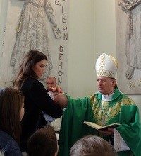 Biskup Pozaić krstio Antoniju, šesto dijete u obitelji Ane i Marijana Pavić